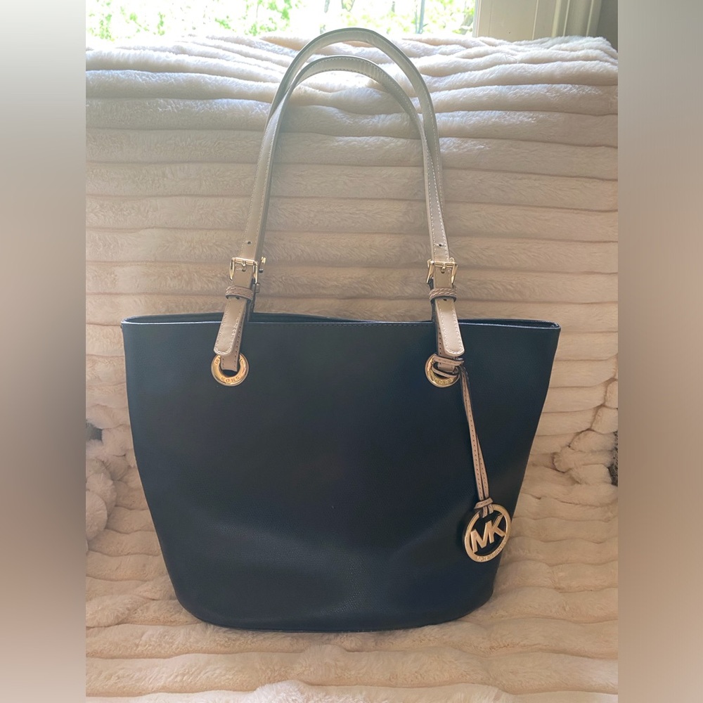 AUTHENTICATED! Michael Kors Medium Leather Tote (with top magnetic closure)
